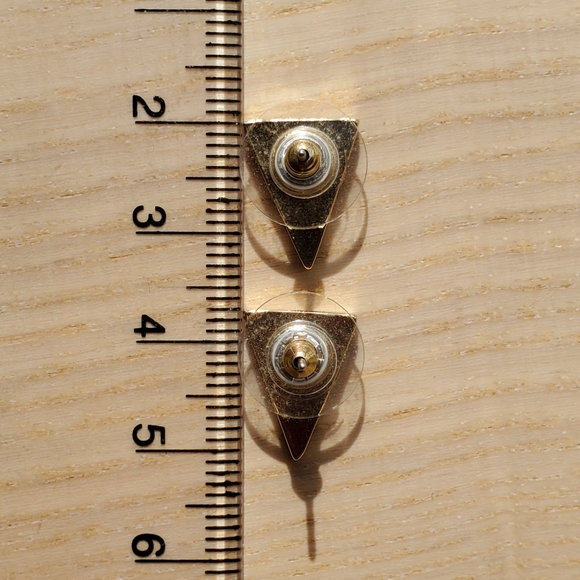 Retro triangle stud earrings - Picture 3 of 3